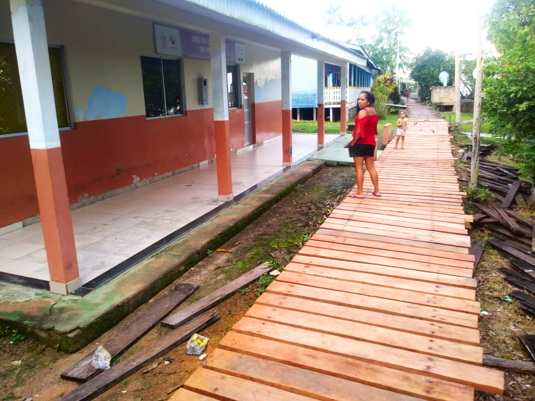 A Prefeitura de Laranjal do Jari entrega nova passarela à comunidade de Conceição do Muriacá.